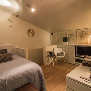 Bed and breakfast Sleep At Slim