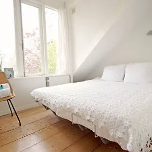 Bed and breakfast Beautiful 2 Floor Vondelpark Apartment.